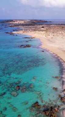 Yunanistan 'ın Girit kentindeki Elafonissi Sahili' nin nefes kesici hava manzarasını deneyin.
