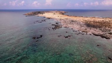 Yunanistan 'ın Girit kentindeki Elafonissi Sahili' ni keşfetmek, turkuaz suların ve sakin manzaraların nefes kesici hava manzaralarını sergiliyor. Dokunulmamış doğayı ve huzurlu atmosferi hisset..