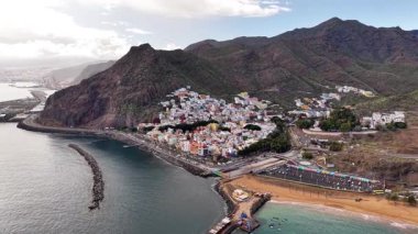 Canlı yamaç evleri, engebeli dağları ve manzaralı kıyı şeridinin yer aldığı Tenerife 'nin nefes kesici hava manzarasını deneyin. Kanarya Adaları 'nın güzelliğini keşfeder.