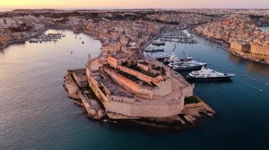 Valletta, Malta 'nın nefes kesici bir hava perspektifini tecrübe et. Tarihi şehir büyüleyici siluetini, pitoresk limanını ve alacakaranlıkta lüks yatlarını gözler önüne sererek güzelliğini gözler önüne seriyor..