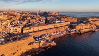 Güneş batarken Malta Valletta 'nın büyüleyici güzelliğine tanık olun. Bu olağanüstü şehri tanımlayan eşsiz mimariye, antik tahkimatlara ve hareketli limana hayranım..