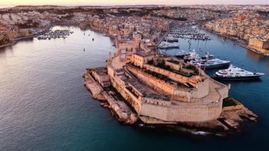 Gün batımında büyüleyici mimarisini, canlı limanını ve canlı limanını vurgulayan hava perspektifiyle Valletta 'nın nefes kesici güzelliğini tecrübe edin..