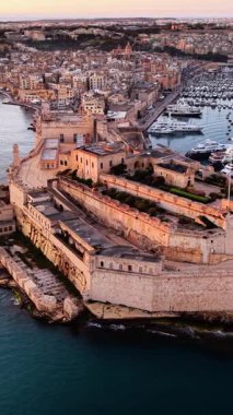 Valletta, Malta 'nın nefes kesici hava perspektifi, tarihi tahkimatlarını ve canlı limanını gözler önüne seriyor. Bu UNESCO Dünya Mirası sitesinin güzelliğini gün batımında tecrübe edin..