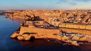 Malta 'nın başkenti Valletta' nın büyüleyici hava manzarası altın saat boyunca zengin tarihini ve çarpıcı sahil manzarasını gözler önüne seriyor..