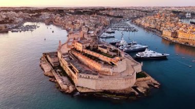 Valletta 'nın büyüleyici güzelliğini yukarıdan tecrübe et, günbatımında tarihi binalarını, canlı rıhtımlarını ve lüks yatlarını vurgula. Maltas cazibesinin çarpıcı bir görüntüsü..