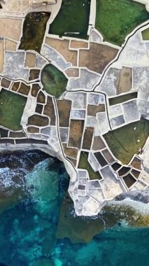 Malta 'daki tuz kalıplarının nefes kesici hava perspektifi eşsiz geometrik kalıplarını gösteriyor.