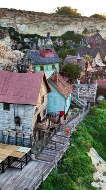 Malta 'da eşsiz bir balıkçı köyünün cazibesini havadan gözlemleyin. Parlak renkli evler, bereketli yeşilliklerle çevrili kıyı şeridi boyunca uzanır..