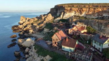 Malta 'da yukarıdan yakalanan bir balıkçı köyünün cazibesini keşfedin. Kayalık kayalıklar ve canlı evler sakin bir deniz manzarası yaratır, doğa severler için mükemmeldir..