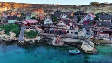 Malta 'da kayalık kıyı şeridi boyunca eşsiz evlere sahip pitoresk bir balıkçı köyü keşfetmek.