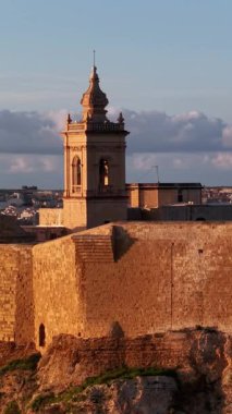 Gozo adasındaki Malta Kalesi 'nin nefes kesici hava manzarasını deneyin..