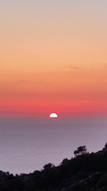 Güneş ufukta batarken Malta 'nın çarpıcı hava perspektifini deneyimleyin. Gökyüzü ve okyanus boyunca güzel renkler bırakın ve sakin bir atmosfer yaratın..