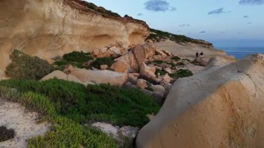 Malta 'nın doğal güzelliğini yukarıdan tecrübe edin, engebeli uçurumlar, dingin plajlar ve gün batımında yemyeşil alanlar. Bu Akdeniz mücevherinin eşsiz çekiciliğini keşfedin..