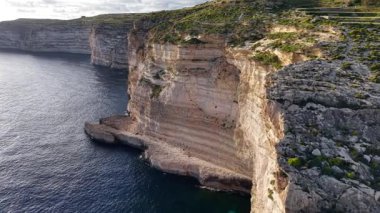 Yukarıdan Malta 'nın nefes kesici güzelliğini, dramatik uçurumlarını, berrak sularını ve engebeli kıyı şeridini görün. Bu Akdeniz mücevherini tanımlayan doğal harikaları keşfedin..