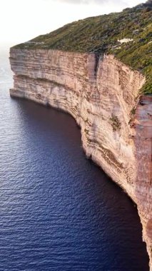 Malta 'nın doğal güzelliğini görkemli uçurumları ve aşağıdaki sakin mavi suları aydınlatan bu büyüleyici hava perspektifiyle keşfedin. Kıyı şeridinin cazibesini ve ihtişamını hissedin..