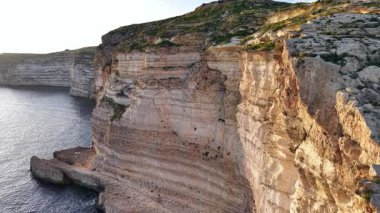 Maltas 'ın muhteşem hava manzarasına tanık olun dramatik sahil uçurumları sakin Akdeniz sularıyla buluşuyor sakin bir günbatımında. Burası çarpıcı bir doğal güzellik sunuyor..