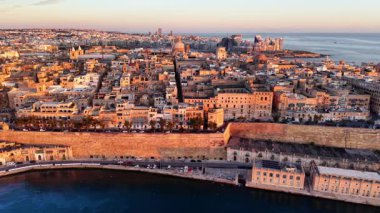 Malta 'daki UNESCO Dünya Mirası sahası Valletta' nın nefes kesici hava manzarasına tanık olun..