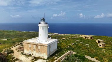Maltas 'ın çarpıcı hava perspektiflerini keşfedin. Güzel sahil şeridi. Önde gelen bir deniz feneri. Bu Akdeniz cevherinin yemyeşil ve sakin deniz manzarasını deneyin..