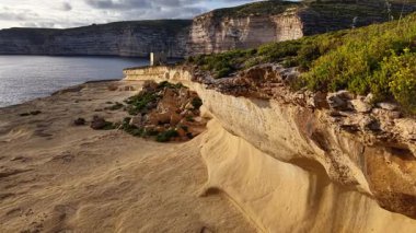 Malta 'nın nefes kesici manzarasına yukarıdan tanık olun. Etkileyici uçurumları ve sakin sularıyla. Günbatımının ılık renkleri doğanın takdir edilmesini sağlayan manzaralı kıyı şeridini güçlendirir..