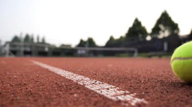 Sporcular öğleden sonra bir spor kompleksinde kırmızı kil pistte antrenman yapıyorlar. Atmosfer, cesaretlendirme ve adanmışlıkla dolu..