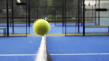 Oyuncular heyecan verici bir maça girişiyor ve canlı bir mavi kortta tenis topunun ağdan süzülmesi gibi yeteneklerini sergiliyorlar. Grevler yapılırken heyecan havayı dolduruyor.