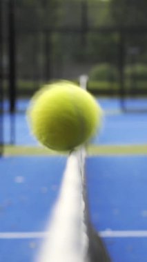 Canlı bir tenis kortu canlanıyor. Mavi yüzey boyunca hızla ilerleyen parlak sarı bir top oyunun enerjisini ve heyecanını gösteriyor. Oyuncular antrenman sırasında heyecanlı yarışmalara katılırlar..