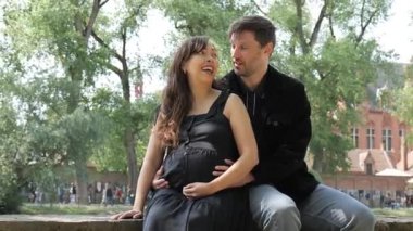 Ailelerin parkta güzel bir gün geçirmesini bekliyoruz. Birbirlerine ve gelecekteki çocuklarına olan sevgilerini gösteriyorlar..