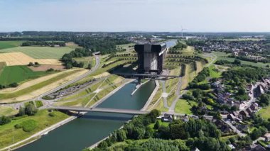 Belçika 'daki Strepy-Thieu' daki olağanüstü gemi kaldırışına tanık olun. Güzel yeşillik ve su yolları arasında yenilikçi mühendislik sergiliyor ve bölgedeki seyrüsefer sistemini geliştiriyor..