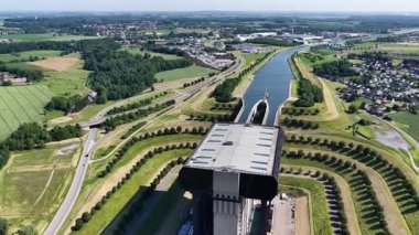 Belçika 'daki etkileyici Strepy-Thieu gemi asansörünü tecrübe edin. Su yolları arasında gemileri kaldırmak için tasarlandı. Etrafı bereketli manzaralarla çevrili mühendislik harikasına bakın..