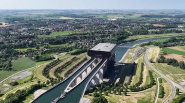 Belçika 'da bulunan büyüleyici Strepy-Thieu gemi asansörünü keşfedin. Bu mühendislik harikası, kanal boyunca yükselen botları sergiliyor. Etrafı resim gibi manzaralarla ve yeşil alanlarla çevrili..