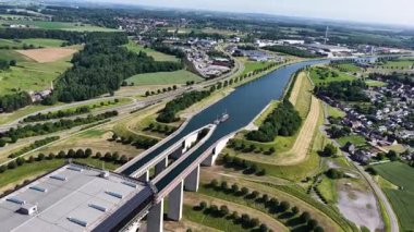 Belçika 'daki Strepy-Thieu' da yenilikçi tasarımı ve işlevselliğini sergileyen etkileyici gemi kaldırışına tanık olun. Bu fevkalade mühendislik başarısı, manzaralı kanal rotası boyunca gemileri yükseltiyor..