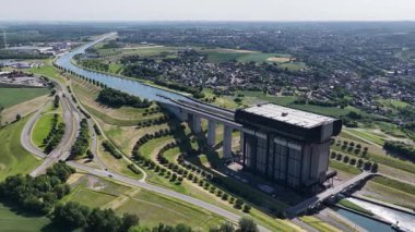 Belçika 'daki Strepy-Thieu gemi asansöründe tekneler zahmetsizce karaya çıktı. Etkileyici mühendislik harikası, kanalların güzelliğini gösteren gemileri yükseltiyor..