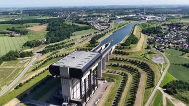 Belçika 'daki etkileyici Strepy-Thieu gemisi kanal boyunca gemileri yükselterek yeşillik ve suyla dolu resimsel bir manzarada yenilikçi mühendislik sergiliyor..