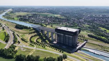 Strepy-Thieu, Belçika 'daki kanalda bulunan dünyanın en yüksek gemi asansörlerinden birine sahiptir. Teknelerin çarpıcı bir manzarada önemli yükseklik değişikliklerinde yol almasını sağlar..