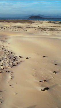 Uçsuz bucaksız Fuerteventura kumullarında gezinmek huzur ve macera hissi veriyor. Kanarya Adaları 'ndaki sakin sulara karşı sersemletici çöl manzaraları sergiliyor..