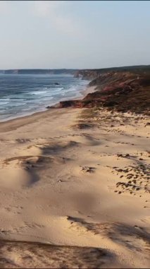 Altın saat boyunca Güney Portekiz 'in el değmemiş plajlarının ve engebeli kıyı şeridinin nefes kesici hava manzaralarını keşfedin. Doğanın güzelliğini ve sükunetini yukarıdan tecrübe et..