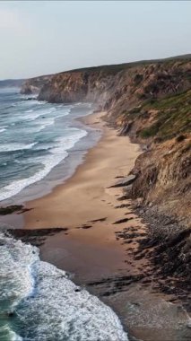 Güney Portekiz 'in büyüleyici güzelliğini yukarıdan keşfedin, dramatik uçurumlar ve dalgalarla çevrili sakin kumlu plajlar. Doğal ihtişamı ve kıyı şeridi dinginliğini hissedin..