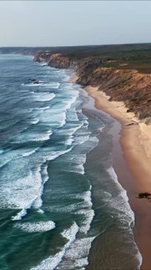 Güney Portekiz kıyı şeridinin güzelliğini, dramatik uçurumlar, kumlu kıyılar ve dalgalı dalgalarla yaşayın. Doğa aşıkları ve manzaralı manzaralar arayan gezginler için mükemmel..