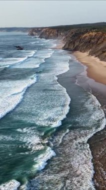 Güney Portekiz 'in büyüleyici hava manzaralarının tadını çıkarın. Kristal berrak suların, dalgaların ve güneşin altındaki resimli kumlu plajların, doğanın güzelliğini yakalayın..