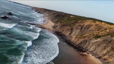 Portekiz 'in olağanüstü güney kıyı şeridini deneyin, görkemli uçurumlar, çarpan dalgalar ve açık gökyüzünün altındaki altın kumlu plajlar. Doğanın güzelliği her karede ortaya çıkar..