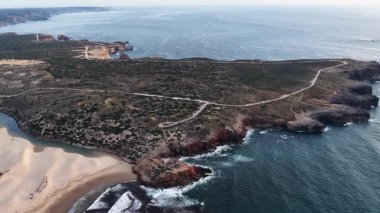 Güney Portekiz 'in göz kamaştırıcı güzelliğini yukarıdan tecrübe edin, gün batımında engebeli uçurumları, dingin plajları ve kıyı şeridi boyunca uzanan dolambaçlı yolları gösterin. Doğanın ihtişamı ortaya çıkar..