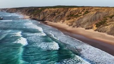 Güney Portekiz 'in güzelliğini, engebeli uçurumlarının ve el değmemiş plajlarının nefes kesen hava manzarasını deneyin..