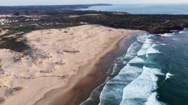 Güney Portekiz 'in büyüleyici kıyı manzaralarına hayret, geniş kumlu plajlar, dalgalı dalgalar ve resimli uçurumlar.