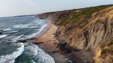 Güney Portekiz kıyı şeridinin çarpıcı güzelliğini tecrübe edin. Turkuaz sularla karşılaşan dramatik uçurumlara dikkat edin. Bu huzurlu sahil bölgesinde doğal güzellikleri vurguluyorlar..