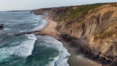 Güney Portekiz sahil şeridinin çarpıcı güzelliğini keşfedin. Dalgalar dramatik uçurumlara çarpar. Dokunulmamış plajlar rahatlama ve macera için mükemmeldir..