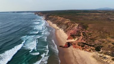 Portekiz 'in büyüleyici güney sahillerini, engebeli hava manzaralarıyla, altın saat boyunca dramatik uçurumları ve dalgaları yakalayın. Manzara doğal güzellikleri sergiliyor..