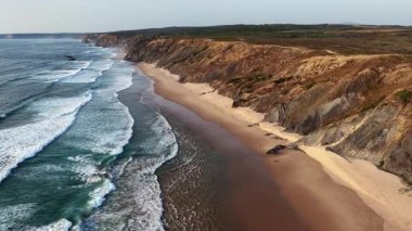 Güney Portekiz 'in güzelliğini büyüleyici hava perspektiflerinden, canlı kıyı şeritlerinden, dalgalı dalgalardan ve sakin kumlu plajlardan yaşayın. Doğanın ihtişamı her karede ortaya çıkar..