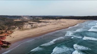 Dalgalar kumlu kıyılara çarparken, sakin manzaralar ve canlı renkler sergilerken Portekiz 'in güzel güney kıyı şeridini keşfedin. Plaj aşıkları ve doğa meraklıları için mükemmel..