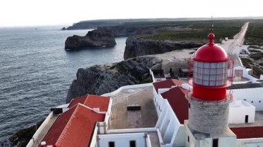 Portekiz 'deki Algarve' ın nefes kesici sahil şeridini keşfedin. Okyanusa bakan kayalıklara tünemiş güzel bir deniz feneri. Huzurlu manzaranın ve kıyı sükunetinin tadını çıkar..