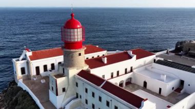 Portekiz 'in göz kamaştırıcı Algarve bölgesini keşfedin. Cape St. Vincent' teki ünlü kırmızı deniz fenerini ziyaret edin. Nefes kesici okyanus manzarası ve canlı kıyı manzarasının tadını çıkar..