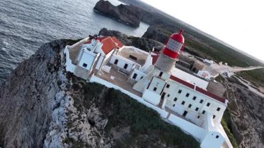 Portekiz, Algarve 'deki engebeli uçurumlara tünemiş bir deniz fenerinin çarpıcı manzarasını ve zengin tarihini araştırın. Çevredeki sahil güzelliğini ve denizciliğin önemini keşfedin..